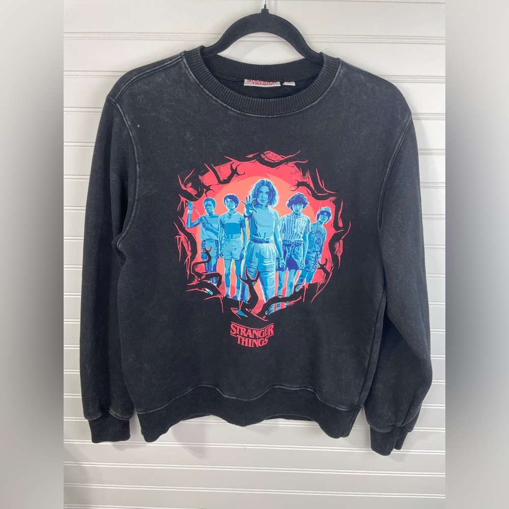 Netflix Stranger Things Season 3 Graphic Crewneck Sweater Size Small Women’s EUC - Picture 4 of 7